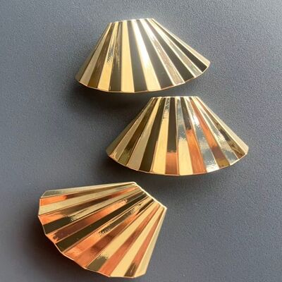 Garment Buttons Designed to Meet Shirt Package Requirements Featuring Durable Construction and Elegant Design