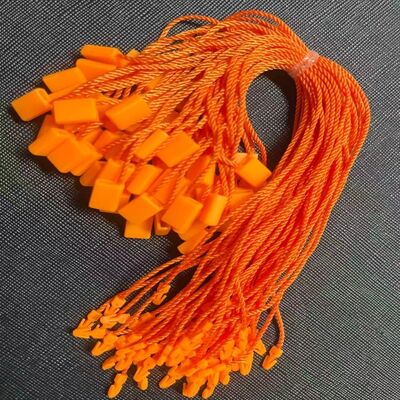 একটি নরম কাপড় প্লাস্টিকের ট্যাগ ফাস্টেনার স্ট্যান্ডার্ড ঝুলন্ত দৈর্ঘ্য প্রায় 10 ইঞ্চি এবং বিভিন্ন ট্যাগিং প্রয়োজনীয়তা জন্য হ্যান্ডেল করা সহজ