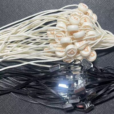 কাপড়ের লেবেল লাগানোর জন্য প্রায় ১০ ইঞ্চি ঝুলন্ত দৈর্ঘ্য, প্লাস্টিকের ট্যাগ ফাস্টেনার, অনন্য এবং আকর্ষণীয় এবং সহজ